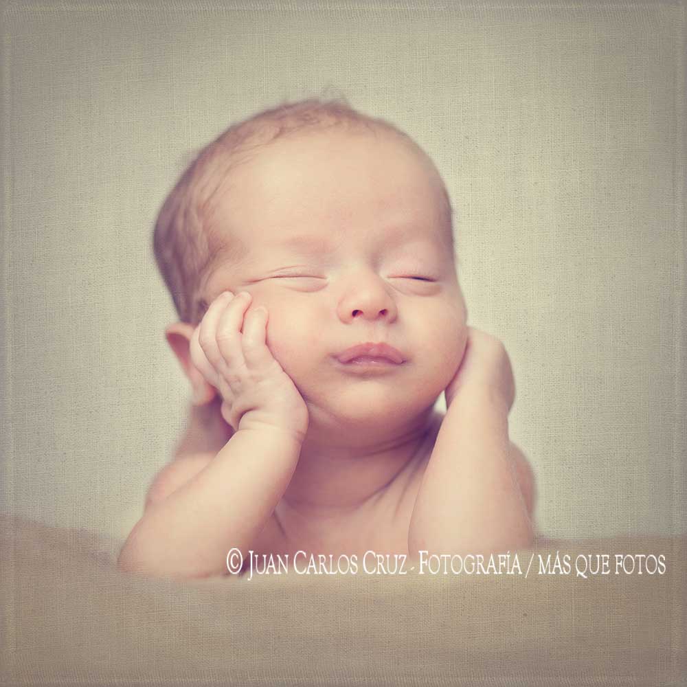 Newborn dormido manos